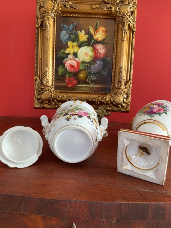 Antique French Old Paris Porcelain Vase with Hand-Painted Floral Bouquets and Gilt Bands on Square Plinth, 19th Century