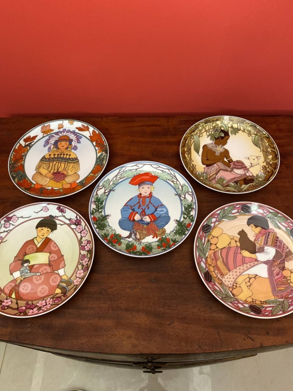 Set of Villeroy & Boch Collectible Decorative Plates, Children of the World Series, 1980s Germany