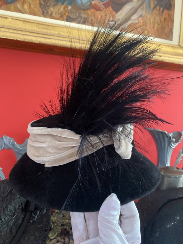 Vintage 1920s–30s Art Deco Velvet Hat with Feathers